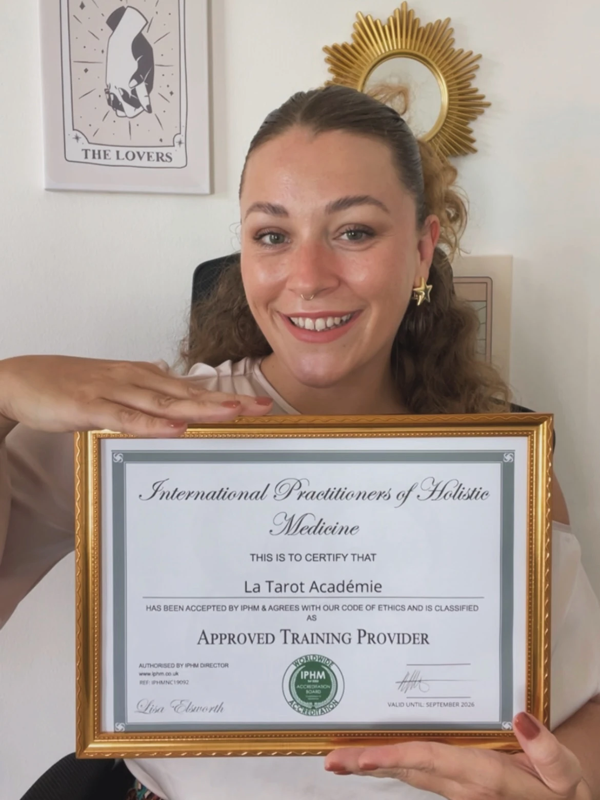 Chiara Regazzoni présente le diplôme d'accréditation IPHM de l'École du Tarot Conscient.